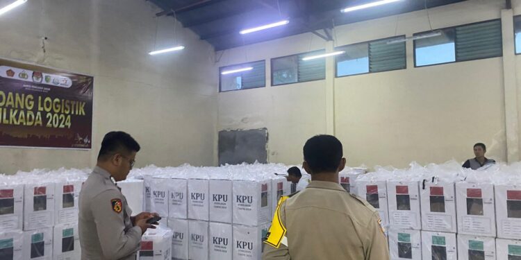 FOTO: MATAKALTENG - Personel Polresta Palangka Raya, pada saat mengecek logistik KPU.
