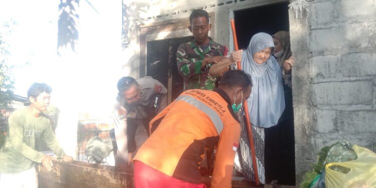 FOTO: MATAKALTENG - Tim gabungan pada saat mengevakuasi warga.