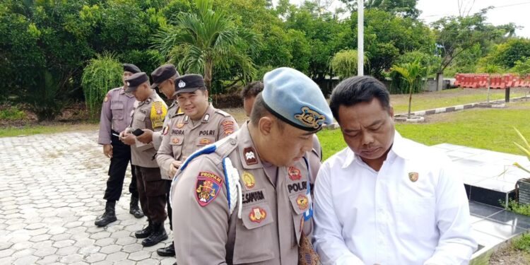 FOTO: MATAKALTENG - Handphone salah seorang personel pada saat dilakukan pengecekan.