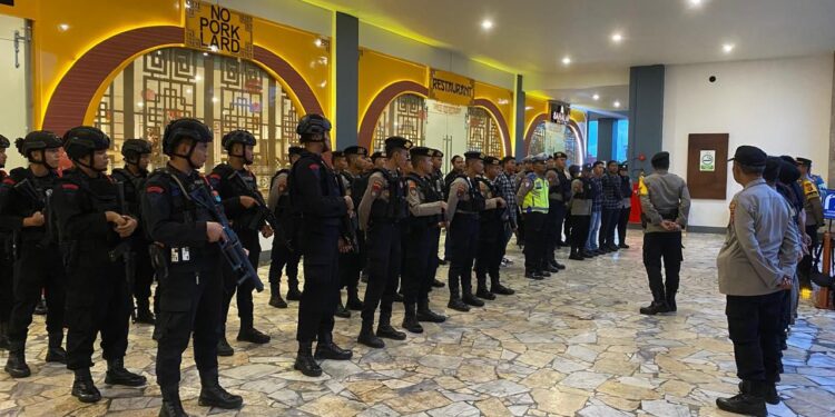 FOTO: MATAKALTENG - Personel Polresta Palangka Raya, pada saat melakukan pengamanan.