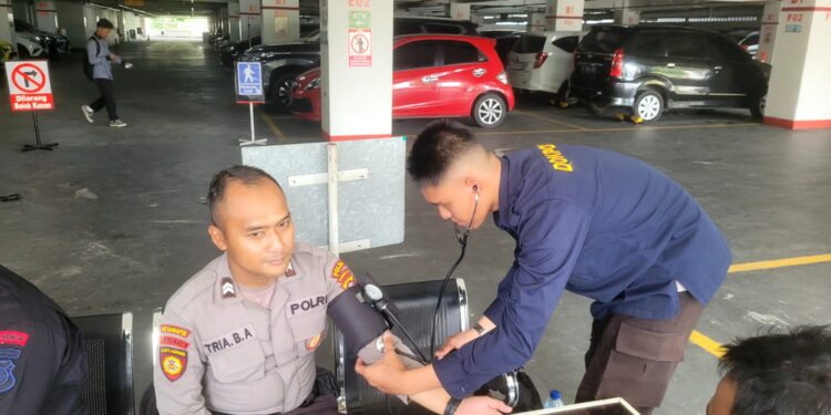 FOTO: MATAKALTENG - Salah seorang personel Polresta Palangka Raya, pada saat dilakukan pemeriksaan kesehatan.