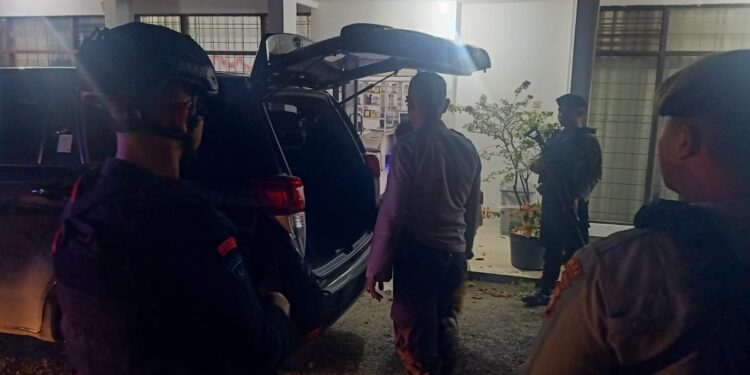 FOTO: MATAKALTENG - Personel Polresta Palangka Raya pada saat mengawal pemindahan logistik KPU.