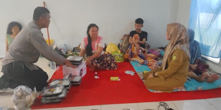 FOTO: MATAKALTENG - Kapolsek Sabangau, Iptu Ahmad Taufik, pada saat memberikan bantuan pangan kepada pengungsi.