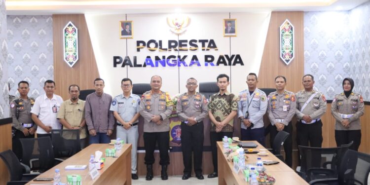 FOTO: MATAKALTENG - Jajaran Polresta Palangka Raya pada saat berfoto bersama Tim Kajian Kawasan Industri Korlantas Polri.