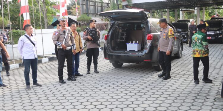 FOTO: MATAKALTENG - Pengawalan Polresta Palangka Raya pada pergeseran surat suara dari kantor KPU Kalteng.