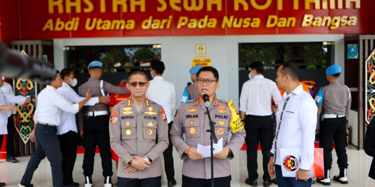 FOTO: MATAKALTENG - Kabid Humas Polda Kalteng, Kombes Pol Erlan Munaji (tengah), pada saat memimpin konferensi press.