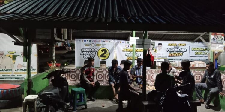 FOTO: MATAKALTENG - Personel Polresta Palangka Raya pada saat mengedukasi larangan judi online di pangkalan ojek.