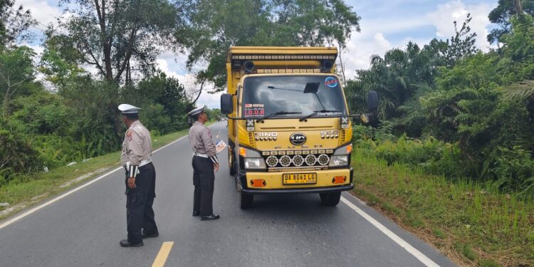 FOTO: MATAKALTENG - Personel Satlantas Polresta Palangka Raya, pada saat mengeduka sopir angkutan.