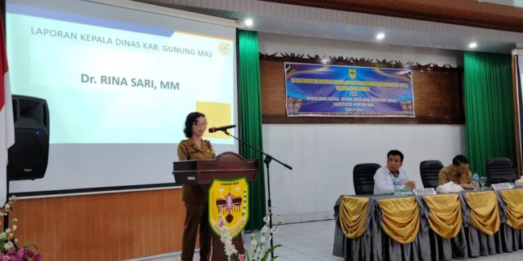 FOTO : DP2KBP3A GUMAS/MATA KALTENG - Kepala DP2KBP3A Kabupaten Gumas Rina Sari menyampaikan laporan dalam sosialisasi BAAS, belum lama ini.