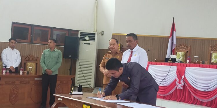 FOTO : DPRD GUMAS/MATA KALTENG - Ketua DPRD Kabupaten Gumas Binartha bersama Kajari Sugito, ketika menandatangani perjanjian kerjasama tentang penanganan masalah hukum bidang perdata dan tata usaha negara, di ruang rapat paripurna DPRD, Senin, 16 Desember 2024.