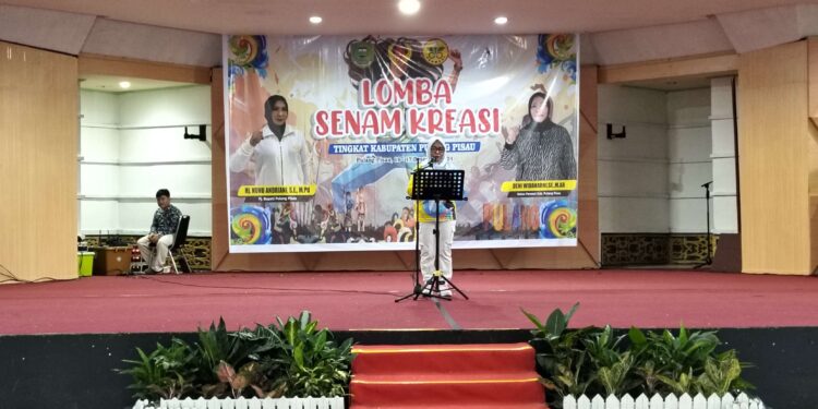 FOTO : AND/MATAKALTENG - Ketua PERWOSI Kabupaten Pulang Pisau, Deni Widanarni saat memberikan sambutan pada lomba senam kreasi.