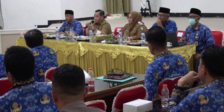 Foto:DIAN/MATA KALTENG - Bupati Kotim Halikinnor saat pimpin Rakordalev Pembangunan Daerah triwulan 3 2024 dan forum 1 data Kotim tahun 2024, 17 Desember 2024.
