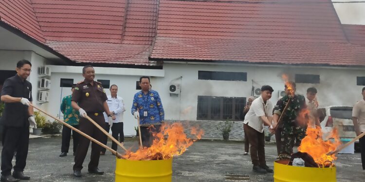 FOTO : KEJARI GUMAS/MATA KALTENG - Kajari Gumas Sugito didampingi pihak terkait melakukan pemusnahan barang bukti tindak pidana umum, di halaman kantor kejari setempat, Selasa, 17 Desember 2024.