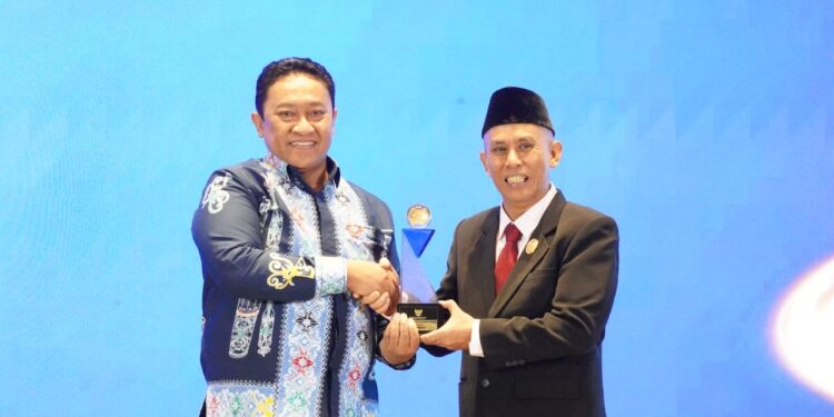 Foto: MATAKALTENG - Penghargaan diserahkan oleh Komisioner Komisi Informasi Pusat Syawaludin dan diterima langsung oleh Wakil Gubernur Edy Pratowo.