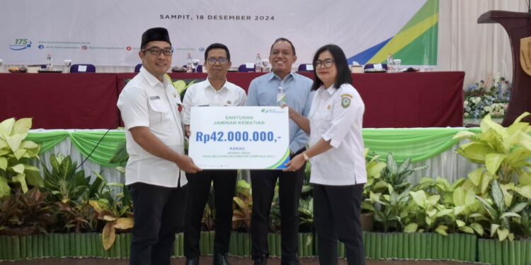 Foto:DIAN/MATA KALTENG - Penyerahan jaminan sosial oleh BPJS Ketenagakerjaan kepada keluarga aparat desa Ganepo, Kecamatan Seranau, 18 Desember 2024.