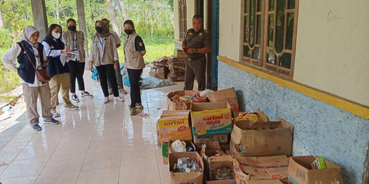 FOTO : DINKES GUMAS/MATA KALTENG - Pegawai BBPOM Palangka Raya, dinkes, disperindag dan satpol PP mengecek produk pangan yang kedaluwarsa, di salah satu distributor pangan, Rabu, 18 Desember 2024.