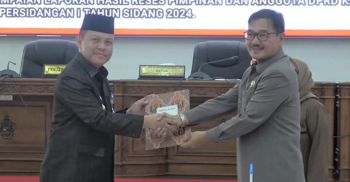 FOTO: MATAKALTENG - Penjabat (Pj) Bupati Barito Selatan, Deddy Winarwan menandatangani sekaligus menyerahkan dua Rancangan Peraturan Daerah (Ranperda) kepada ketua DPRD Barsel Farid Yusran dalam Rapat Paripurna ke-11 Masa Sidang I Tahun 2024 di Graha Paripurna DPRD Barito Selatan.