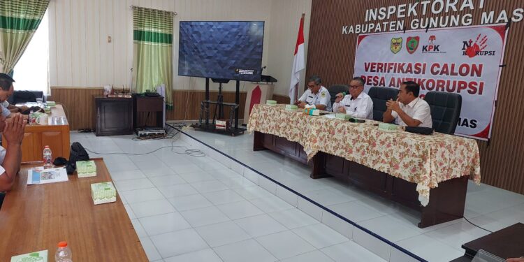 FOTO : DPMD GUMAS/MATA KALTENG - Kepala DPMD Kabupaten Gumas Yulius ketika memberikan arahan pada pertemuan terkait pelaksanaan verifikasi perluasan percontohan desa anti korupsi Kabupaten Gumas tahun 2024, di aula kantor inspektorat setempat, Rabu, 18 Desember 2024.