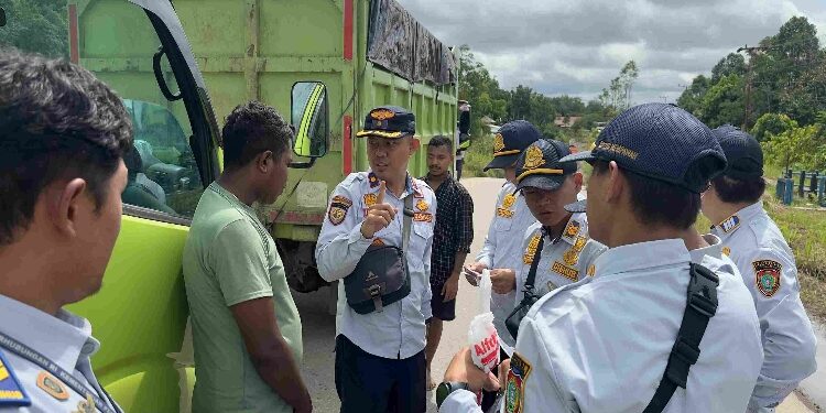 FOTO: IST/MATAKALTENG - Kegiatan Penegakkan Hukum Secara Terpadu untuk Angkutan Barang, di ruas jalan Bawan-Kuala Kurun.