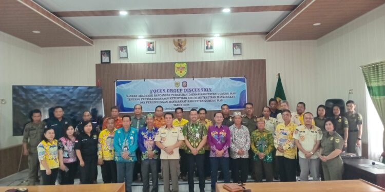 FOTO : DISKOMINFO SANTIK/MATA KALTENG - Kasatpol PP Kabupaten Gumas Salampak Haris berfoto bersama sejumlah pihak terkait usai pembukaan FGD penyusunan naskah akademis Perda Penyelenggaraan Ketertiban Umum, Ketentraman Masyarakat dan Perlindungan Masyarakat, di aula kantor inspektorat setempat, Kamis, 19 Desember 2024.