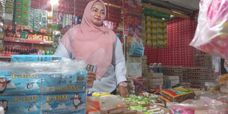 Foto:IST/MATA KALTENG - Wakil Bupati Kabupaten Kotim Irawati saat meninjau harga di pusat perbelanjaan mentaya.