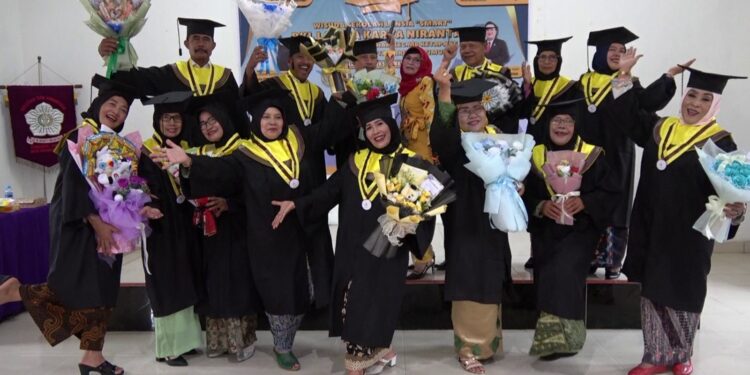 Foto: IST/MATA KALTENG - Wisuda Akbar sekolah lansia di Kabupaten Kotim, 19 Desember 2024.