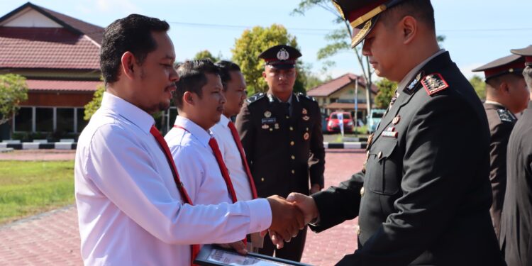 FOTO : HUMAS POLRES GUMAS/MATA KALTENG - Kapolres Gumas AKBP Theodorus Priyo Santosa menyerahkan piagam penghargaan kepada personel Satreskrim polres setempat, Kamis, 19 Desember 2024.