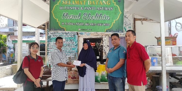 FOTO: IST/MATAKALTENG - PWI Kalteng membagikan bingkisan natal kepada kepada Panti Asuhan di Palangka Raya.