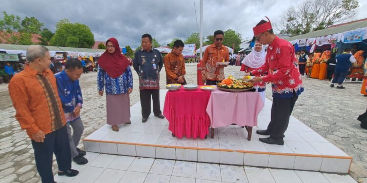 Foto:DIAN/MATA KALTENG - Pemotongan tumpeng dalam rangka HUT SMP Negeri 4 Sampit ke 40 bersama Dinas Pendidikan setempat.