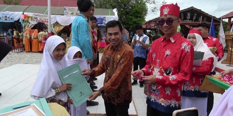 Foto:DIAN/MATA KALTENG - Pemberian penghargaan kepada peserta didik berprestasi dalam kegiatan Gebyar P5 di SMP Negeri 4 Sampit belum lama ini.