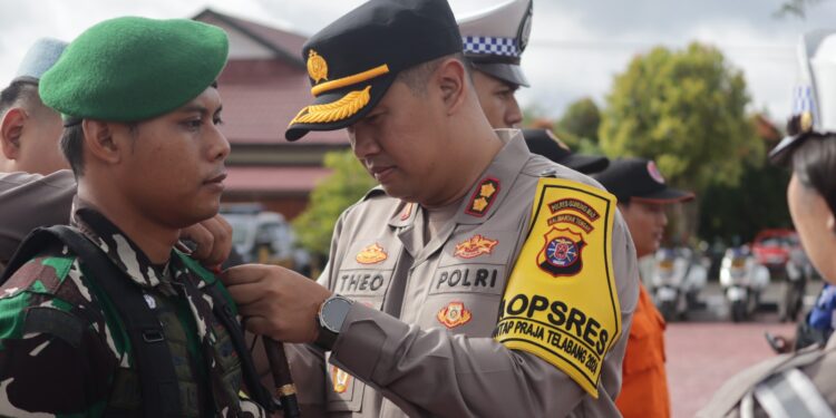 FOTO : HUMAS POLRES GUMAS/MATA KALTENG - Kapolres Gumas AKBP Theodorus Priyo Santosa didampingi Pabung Kodim 1016/Plk Letkol Inf Maksun Abadi, menyematkan pita kepada perwakilan apel, operasi kepolisian terpusat sandi Lilin Telabang 2024, Jumat, 20 Desember 2024.