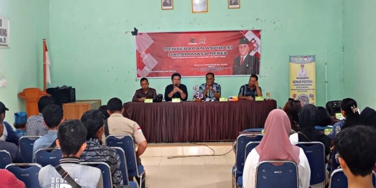 FOTO : AND/MKT - Anggota DPR RI Fraksi PDI Perjuangan, Sigit K Yunianto didampingi anggota DPRD Pulang Pisau saat mendengarkan serta menyerap aspirasi masyarakat Desa setempat, Sabtu 21 Desember 2024.