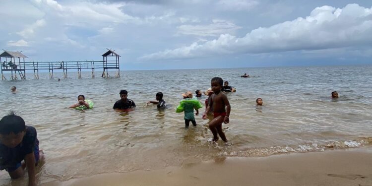 Foto: DOK/MATA KALTENG - Sejumlah warga yang berenang di pantai wisata ujung Pandaran Sampit.