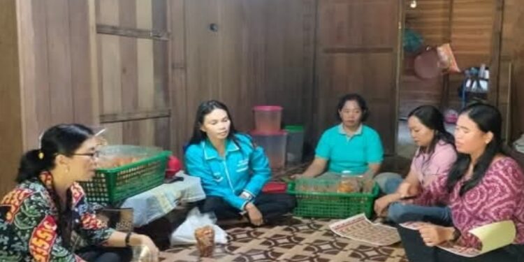 FOTO: IST/MATAKALTENG - Kelompok UMKM Hanania Desa Batu Nyapau ketika bekerja melakukan packing produk olahan keripik, belum lama ini.