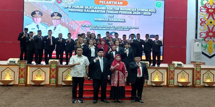 FOTO: IST/MATAKALTENG - Para Pengurus DPW Forsiladi Kalteng foto bersama usai pelantikan.