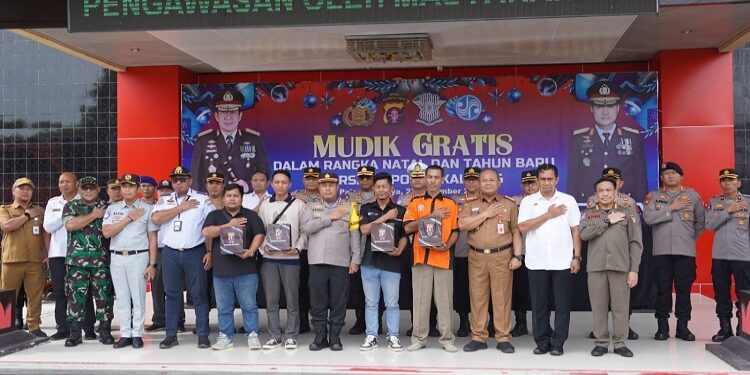 FOTO: IST/MATAKALTENG - Kegiatan Pelepasan Mudik Gratis dalam rangka Natal Tahun 2024 dan Tahun Baru 2025 (Nataru) yang diselenggarakan oleh POLDA Kalteng.