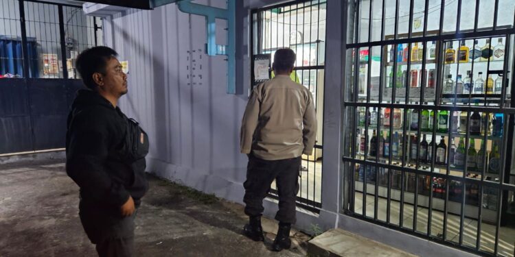 FOTO: MATAKALTENG - Personel Polsek Bukit Batu saat mengimbau pengusaha minuman keras.
