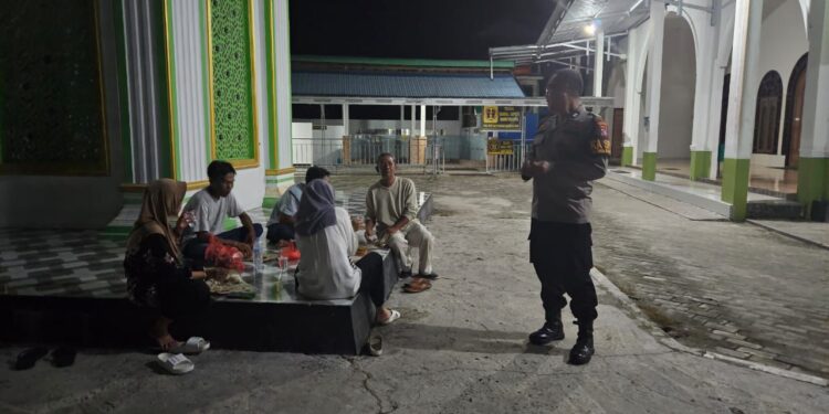 FOTO: MATAKALTENG - Personel Polsek Bukit Batu pada saat mengimbau warga.