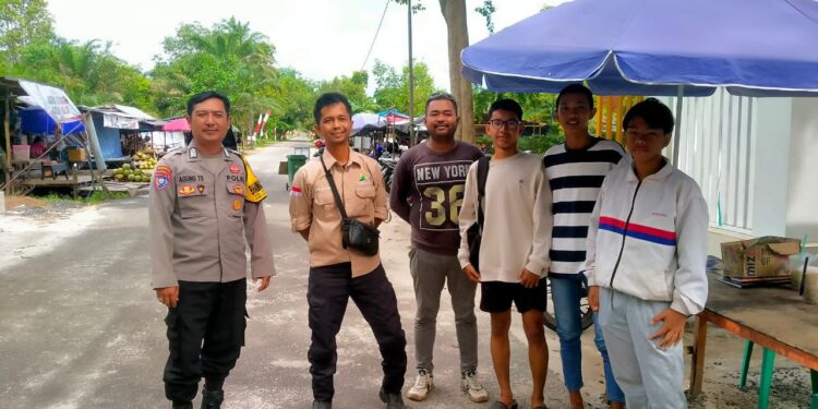 FOTO: MATAKALTENG - Personel Polsek Bukit Batu pada saat menyampaikan pesan Kamtibmas.