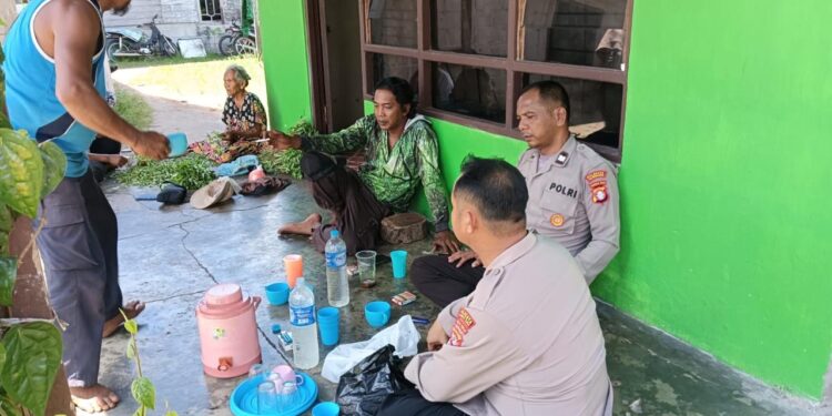 FOTO: MATAKALTENG - Personel Polsek Sabangau pada saat mengedukasi bahaya judi online.