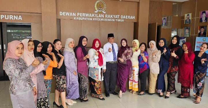Foto: IST/MATA KALTENG - Sejumlah ASN di sekretariat DPRD Kotim saat menggunakan kebaya.