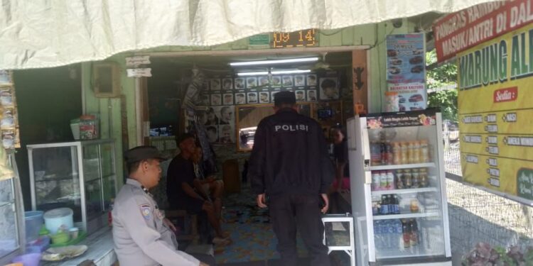 FOTO: MATAKALTENG - Personel Polsek Rakumpit saat menyambangi warga.
