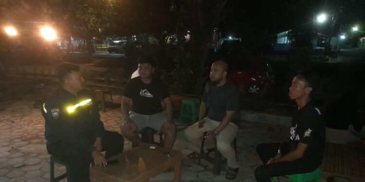 FOTO: MATAKALTENG - Personel Polresta Palangka Raya pada saat mengedukasi warga.