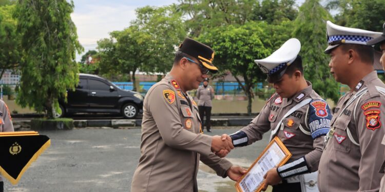 FOTO: MATAKALTENG - Kapolresta Palangka Raya, Kombes Pol Boy Herlambang, pada saat memberikan penghargaan kepada salah seorang personel yang berprestasi.