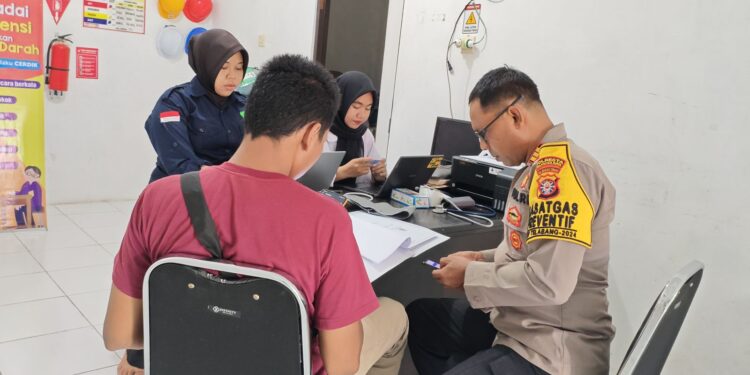 FOTO: MATAKALTENG - Personel Polresta Palangka Raya, pada saat dilakukan pemeriksaan kesehatan.