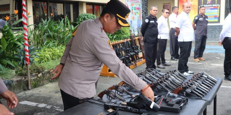 FOTO: IST/MATAKALTENG- Pengecekan Senpi di Mapolres Kotim.