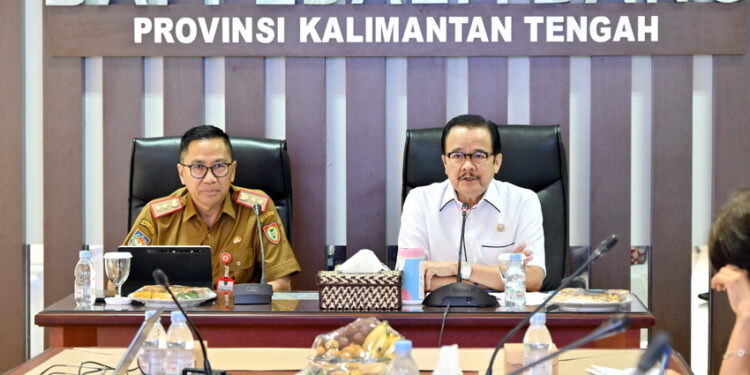 Foto: MATAKALTENG - Kunjungan Anggota DPD RI Agustin Teras Narang, Senator asal Kalimantan Tengah, di Bappedalitbang Kalteng belum lama ini.