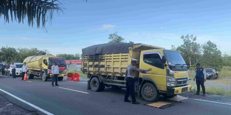 Foto: MATAKALTENG - Penegakkan Hukum (Gakkum) Secara Terpadu untuk Angkutan Barang di Ruas Jalan Nasional Palangka Raya - Bagugus (Bukit Rawi).