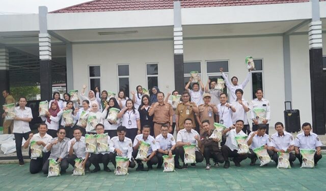 Foto: MATAKALTENG - Kepala Diskominfosantik Prov. Kalteng Agus Siswadi saat menyerahkan tali asih kepada PPNPN