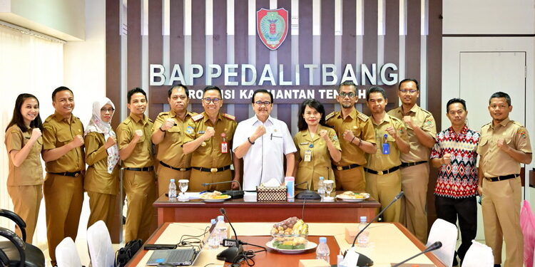 Foto: MATAKALTENG - Kepala Bappedalitbang Prov. Kalteng Leonard S. Ampung bersama Anggota DPD RI Dapil Kalimantan Tengah Agustin Teras Narang